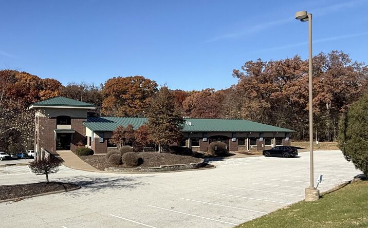 Pictures of Office property located at 555 VALLEY VIEW Drive, Moline, IL 61265 for sales - image #1