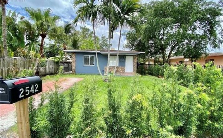 Pictures of Multifamily property located at 2540 NE 181st St, North Miami Beach, FL 33160 for sales - image #1