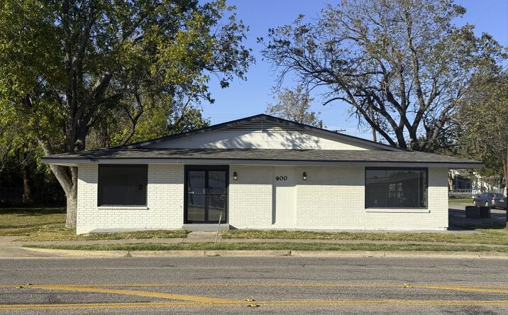 Pictures of Office, Retail property located at 900 W 2nd St, Taylor, TX 76574 for sales - image #1