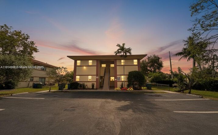 Pictures of Multifamily property located at 825 SW 10th St, Hallandale Beach, FL 33009 for sales - image #1