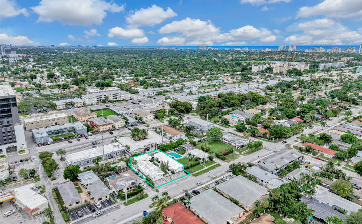 Pictures of Multifamily property located at 703 NE 7th St, Hallandale Beach, FL 33009 for sales - image #1