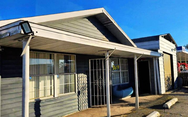 Pictures of Mixed Use, Retail property located at 3619 Blanding Blvd, Jacksonville, FL 32210 for sales - image #1
