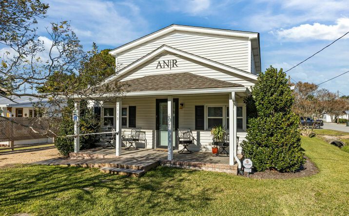 Pictures of Hospitality, Office, Special Purpose property located at 1113 Lennoxville Rd, Beaufort, NC 28516 for sales - image #1