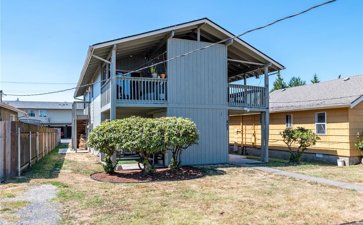 Pictures of Multifamily property located at 823 8th Ave, Longview, WA 98632 for sales - image #1