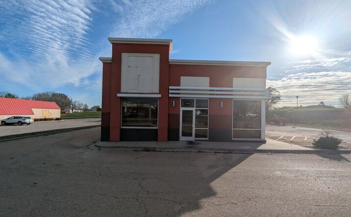 Pictures of Retail property located at 1106 Peoria St, Washington, IL 61571 for sales - image #1