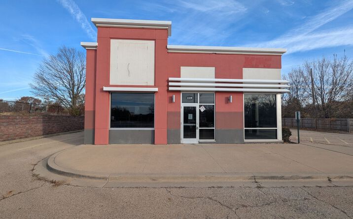 Pictures of Retail property located at 2231 W Glen Ave, Peoria, IL 61614 for sales - image #1