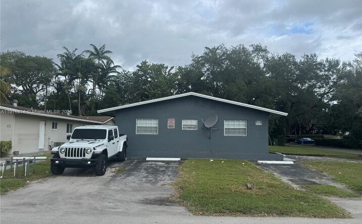 Pictures of Multifamily property located at 353 SW 19th Ave, Fort Lauderdale, FL 33312 for sales - image #1
