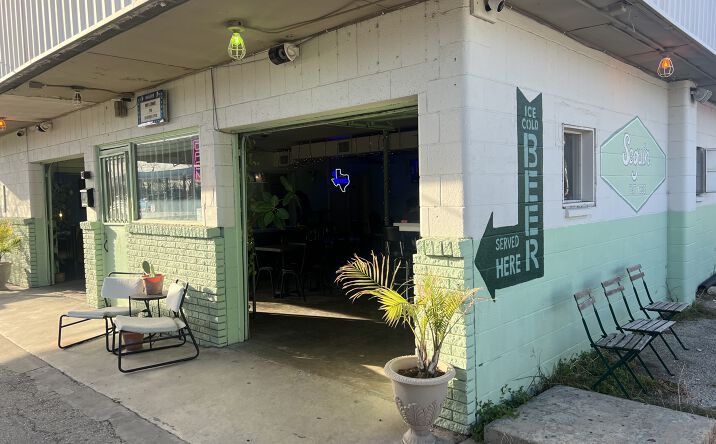 Pictures of Hospitality, Mixed Use, Retail property located at 210 E Kingsbury St, Seguin, TX 78155 for sales - image #1