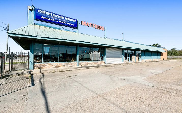 Pictures of Retail, Industrial, Mixed Use property located at 7777 W St Bernard Hwy, Chalmette, LA 70032 for sales - image #1