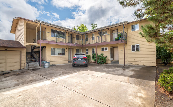 Pictures of Multifamily property located at 1880 Medart Lane, Grants Pass, OR 97526 for sales - image #1