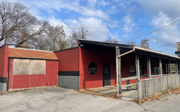 Pictures of Retail property located at 1012 E Hackberry St, Salem, IN 47167 for sales - image #1