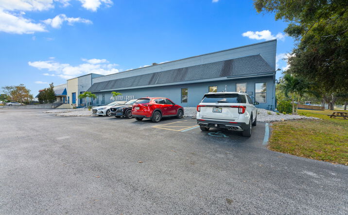Pictures of Industrial property located at 7490 30th Ave N, St Petersburg, FL 33710 for sales - image #1