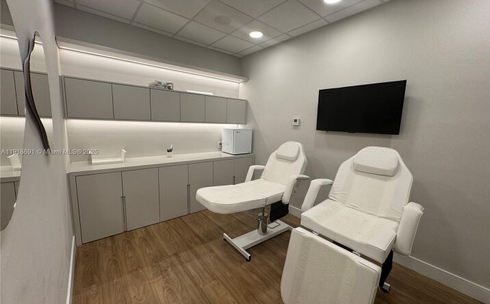 Pictures of Office property located at 2820 NE 214th St # 1004, Aventura, FL 33180 for sales - image #1