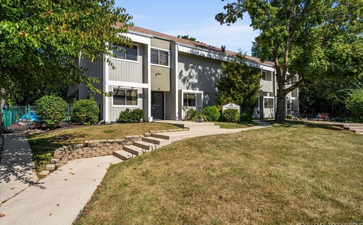 Pictures of Office, Retail property located at 6953 Woodridge dr., Woodrdige, IL 60517 for sales - image #1