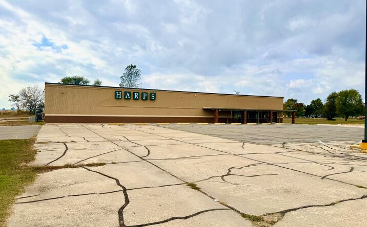 Pictures of Industrial, Mixed Use, Retail property located at 881 S Walnut St, Bernie, MO 63822 for sales - image #1