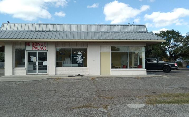 Pictures of Mixed Use, Office, Retail property located at 400 San Patricio, Sinton, TX 78387 for sales - image #1