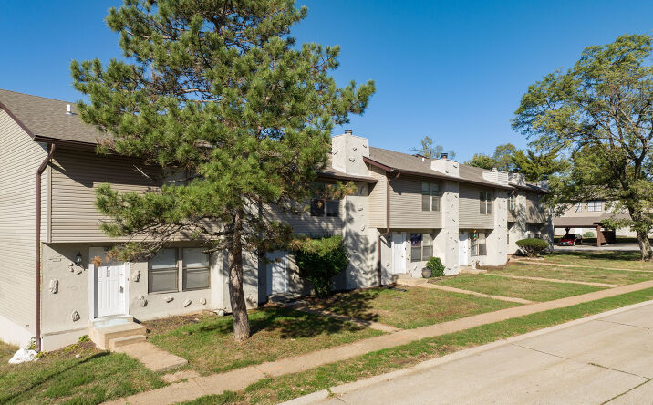 Pictures of Multifamily property located at 233 Northport Hills Dr, Florissant, MO 63033 for sales - image #1