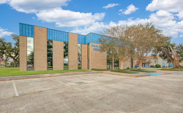 Pictures of Office property located at 102 Oak Park Dr, Clute, TX 77531 for sales - image #1