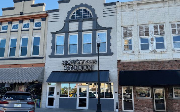 Pictures of Retail property located at 118 S 3rd St, Boonville, IN 47601 for sales - image #1