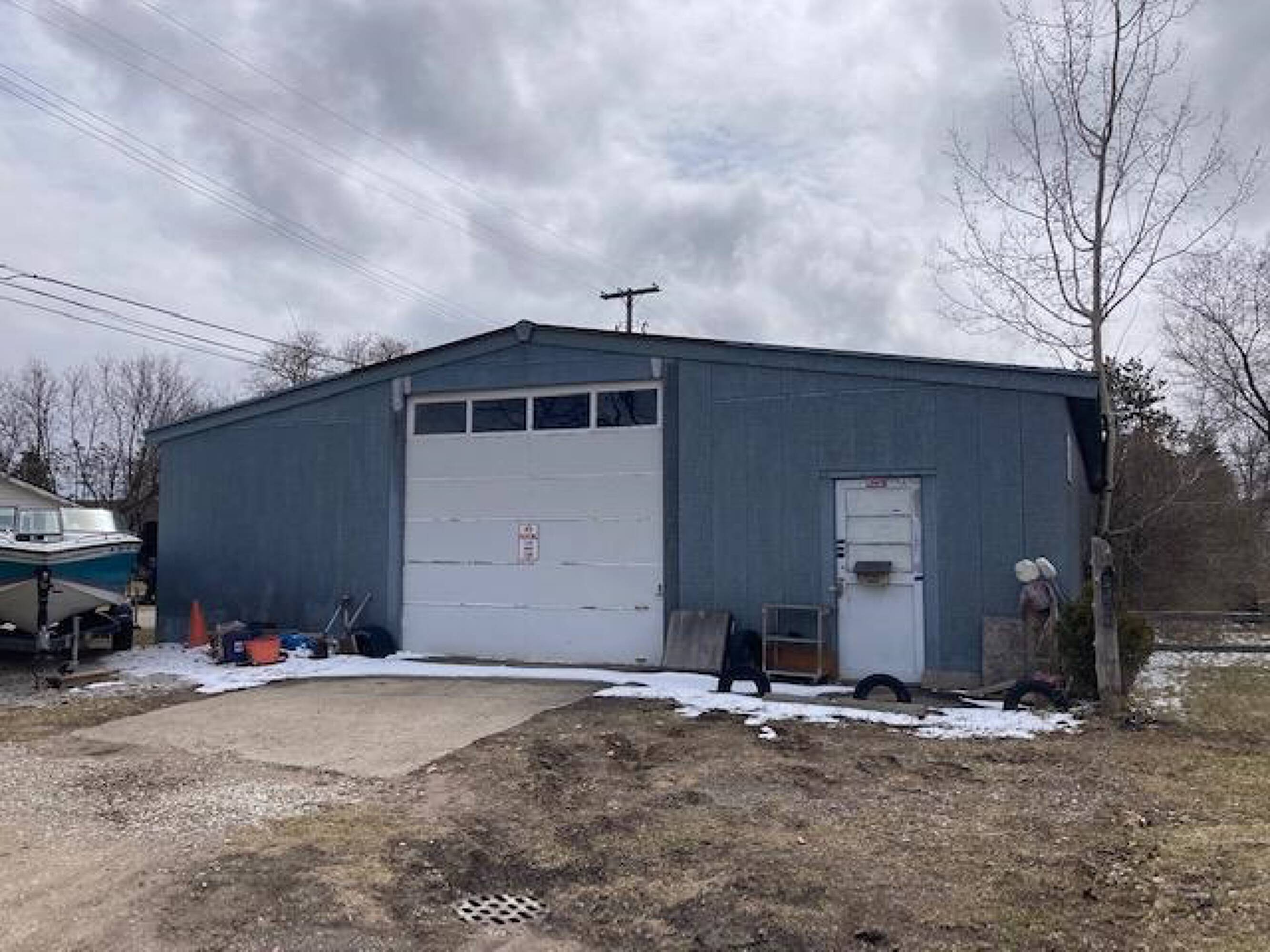 6402 State St, Pellston, MI 49769