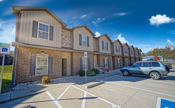 Pictures of Multifamily property located at 162 Jack Miller Blvd, Clarksville, TN 37042 for sales - image #1