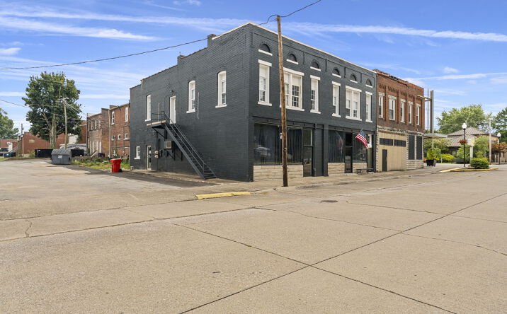 Pictures of Hospitality, Mixed Use, Office, Retail, Special Purpose property located at 104 N 1st St, Cave City, KY 42127 for sales - image #1