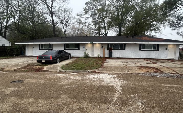 Pictures of Multifamily property located at 207 Decelle St, Jackson, MS 39216 for sales - image #1