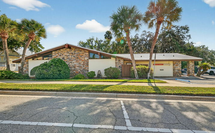 Pictures of Office property located at 1029 W Magnolia St, Leesburg, FL 34748 for sales - image #1