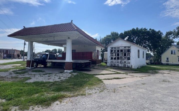 Pictures of Retail, Office property located at 104 W Berry St, Hamilton, MO 64644 for sales - image #1