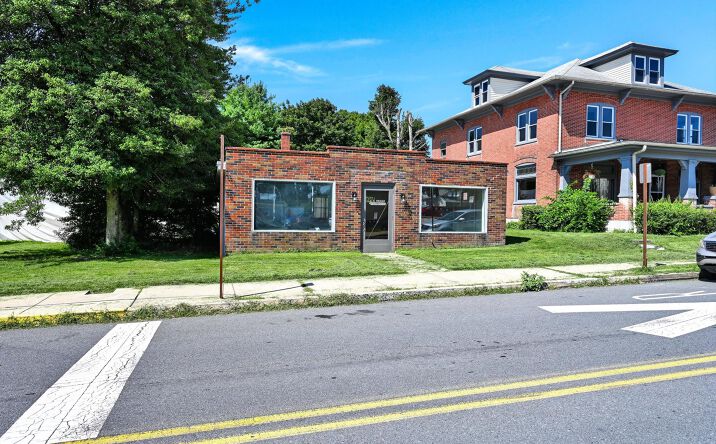 Pictures of Retail property located at 26 N Main St, Topton, PA 19562 for sales - image #1