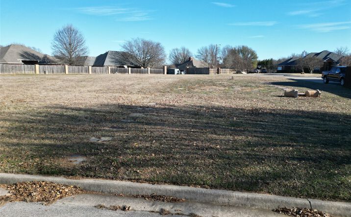 Pictures of Land, Multifamily property located at 925 Dornick Drive, Ardmore, OK 73401 for sales - image #1