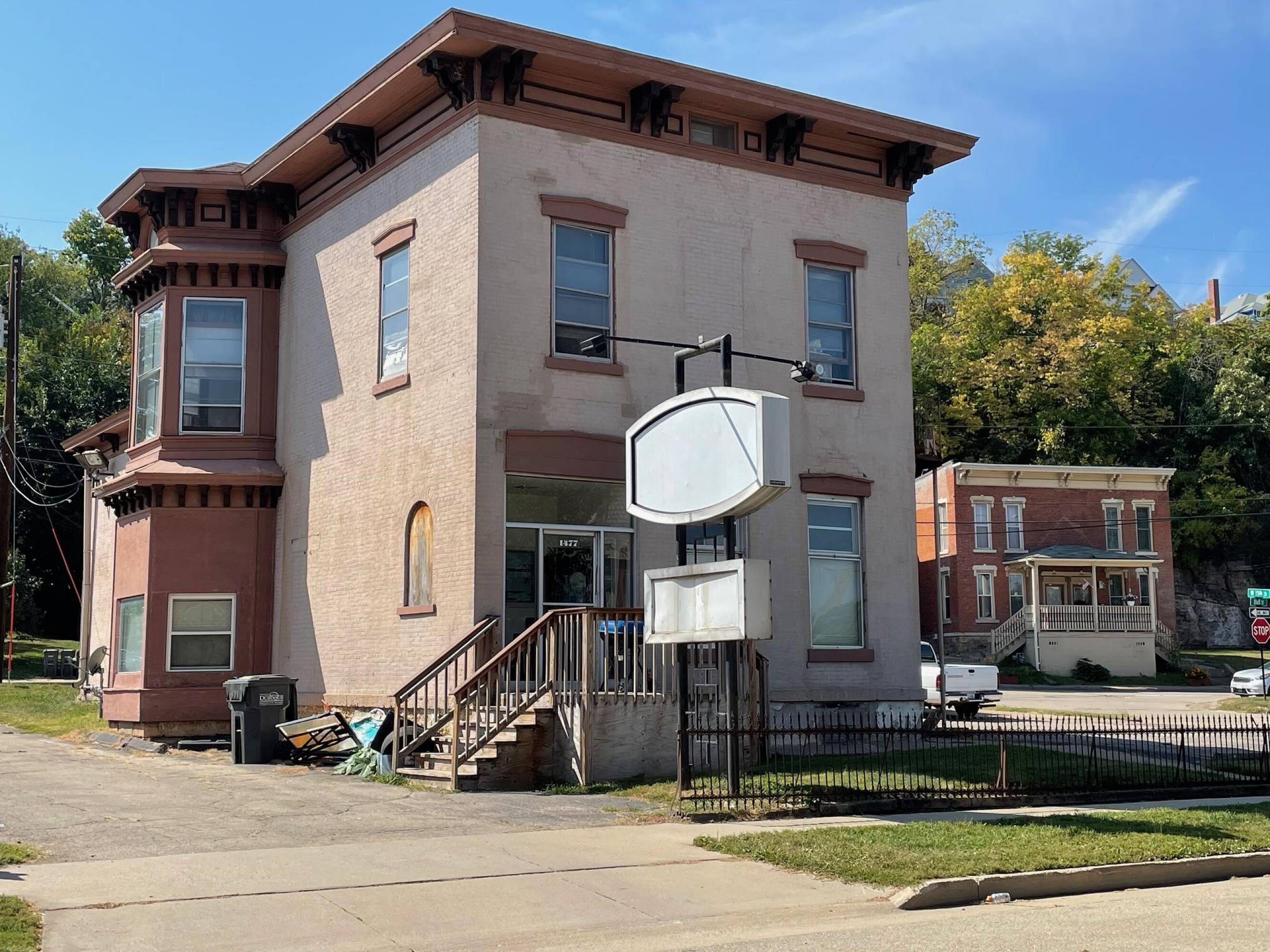 1477 Locust St  