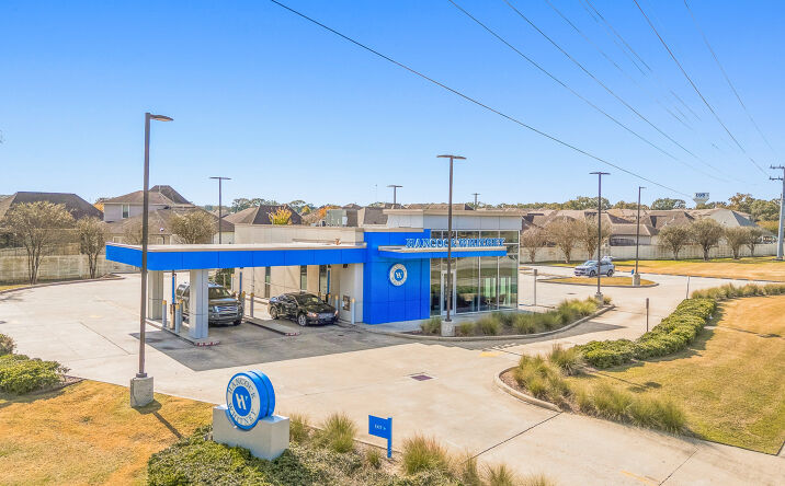 Pictures of Retail property located at 329 W Pont Des Mouton Rd, Lafayette, LA 70507 for sales - image #1