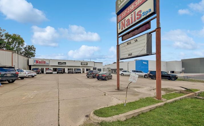 Pictures of Retail property located at 2500 Mcrae St Street, Leesville, LA 71446 for sales - image #1