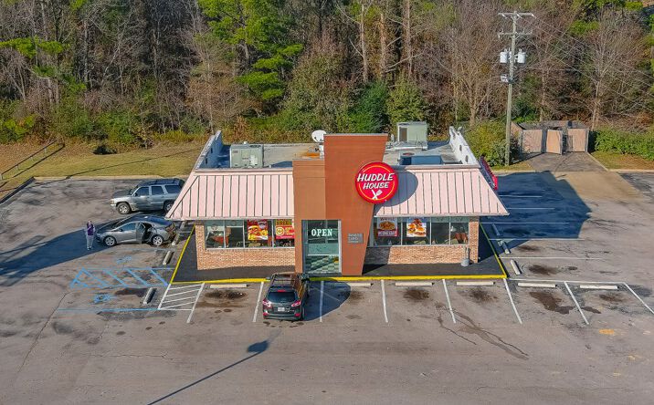 Pictures of Retail property located at 147 Lakewood Drive, Batesville, MS 38606 for sales - image #1