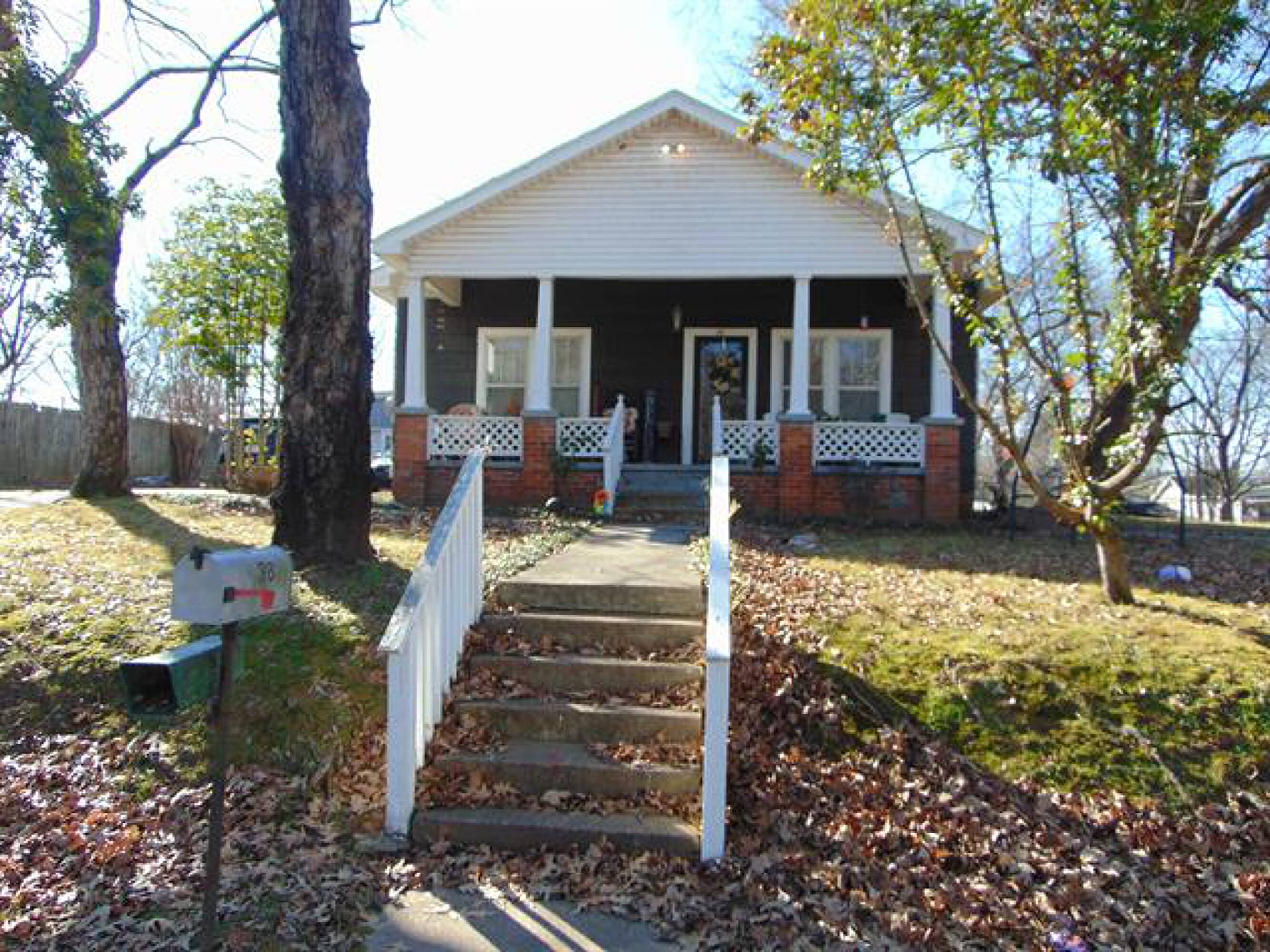 38 S Weakley St