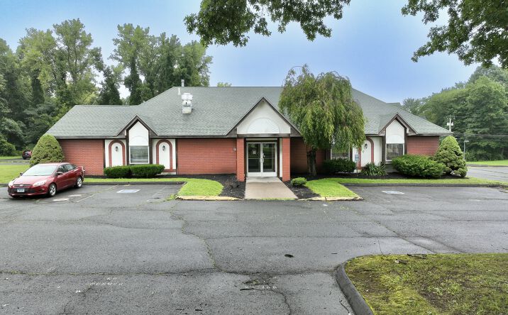 Pictures of Retail property located at 377 S Center St, Windsor Locks, CT 06096 for sales - image #1