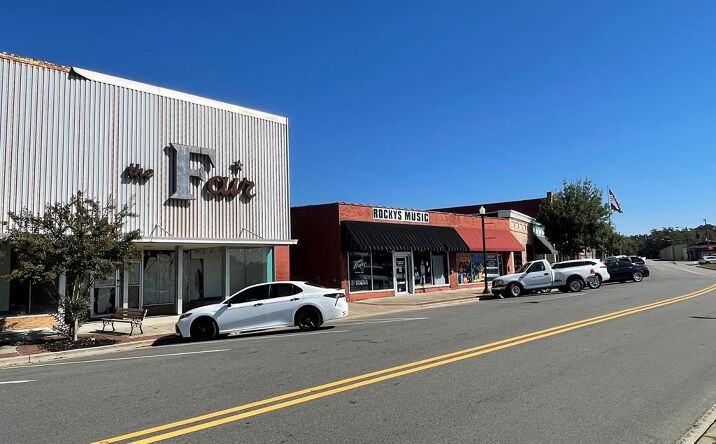 image of property at 111 E FRONT ST Sylvester GA 31791-2155