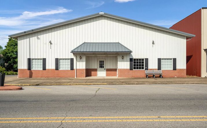 Pictures of Office, Retail property located at 300 N Market St, Mount Carmel, IL 62863 for sales - image #1