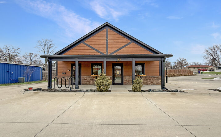 Pictures of Retail property located at 910 E 2nd Ave, Indianola, IA 50125 for sales - image #1