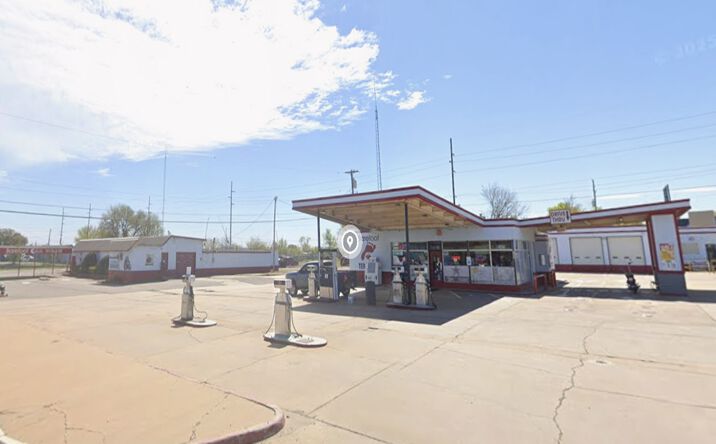 Pictures of Retail property located at 106 SW Lee Blvd, Lawton, OK 73501 for sales - image #1