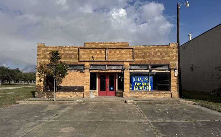 Pictures of Land, Mixed Use, Office, Retail property located at 130 W Myrtle St, Angleton, TX 77515 for sales - image #1