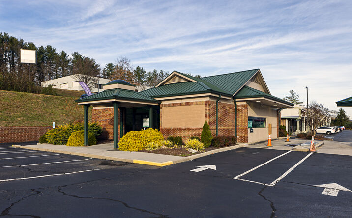 Pictures of Office, Retail property located at 1708 N Eastman Rd, Kingsport, TN 37664 for sales - image #1