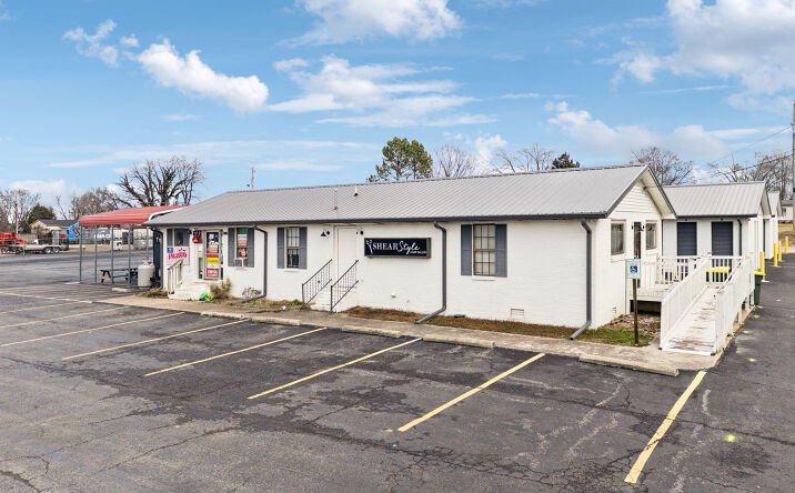 Pictures of Mixed Use, Office, Retail, Self Storage property located at 459 N Broadway, Portland, TN 37148 for sales - image #1