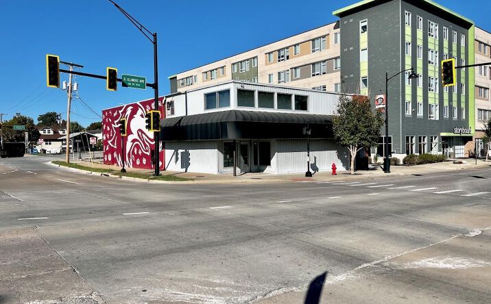 Pictures of Office, Retail property located at 718 S Illinois Ave, Carbondale, IL 62901 for sales - image #1