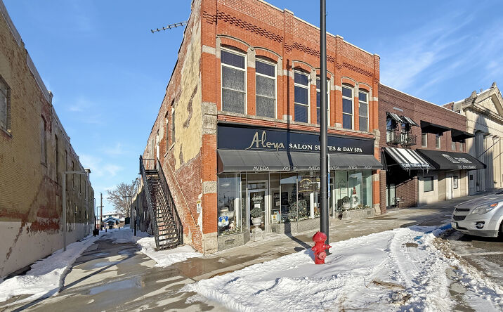 Pictures of Mixed Use, Retail, Special Purpose property located at 112 N 2nd Ave W, Newton, IA 50208 for sales - image #1