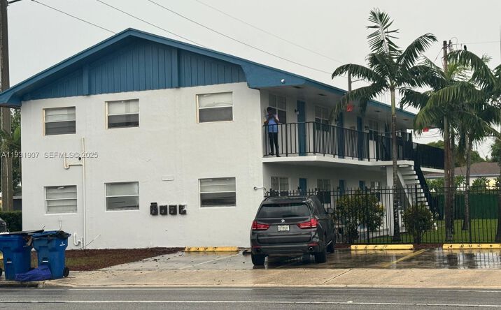 Pictures of Multifamily property located at 215 W Blue Heron Blvd, Riviera Beach, FL 33404 for sales - image #1