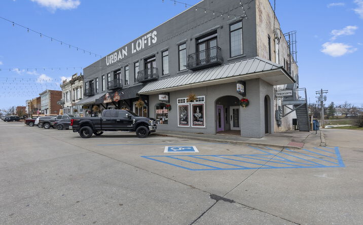 Pictures of Mixed Use, Multifamily, Office, Retail property located at 104 N Jackson St, Perryville, MO 63775 for sales - image #1