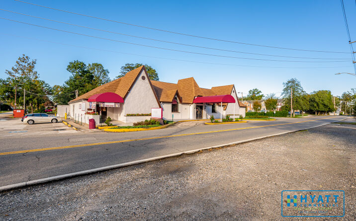 Pictures of Retail property located at 625 Greenway Rd SE, Glen Burnie, MD 21061 for sales - image #1