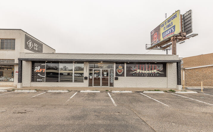 Pictures of Retail property located at 2621 34th St, Lubbock, TX 79410 for sales - image #1